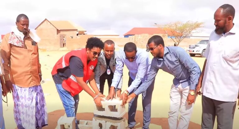 Maamulka degmada gaalkaco oo dhagaxdhigay xarunta Bishacas.