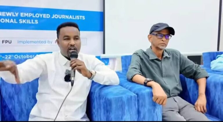 Inkabadan 20 saxafi oo iskugu jira wiilal iyo gabdho oo tababar loogu qabtay Baydhabo