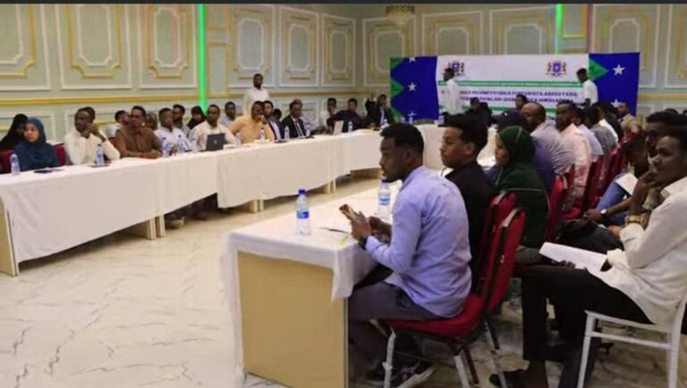 Shir ku saabsan maamulka daadajinta oo laga furay Jowhar