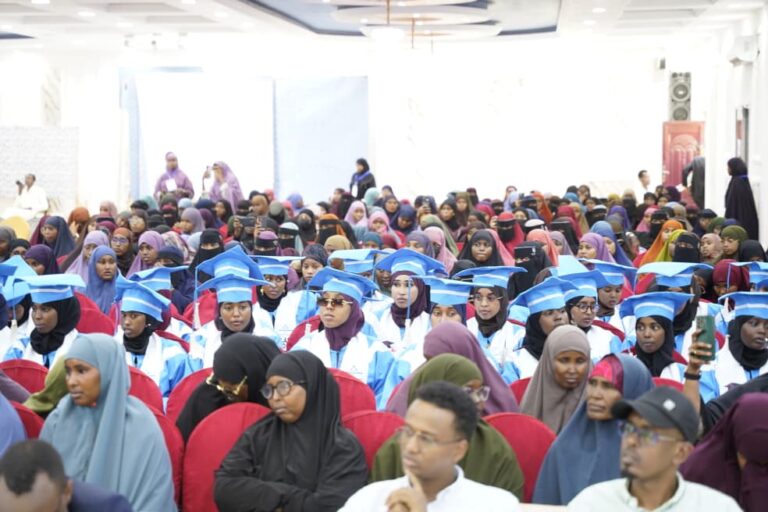 Inkabada 102 arday oo bartay Culuumta Caafimaadka oo munaasabad qalin loogu qabtay Baladweyne