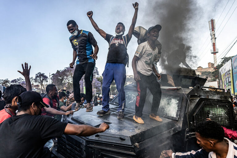 Madaxweynihii Madagascar oo dalka isaga cararay ka dib kacdoon xooggan oo lagala hor yimid